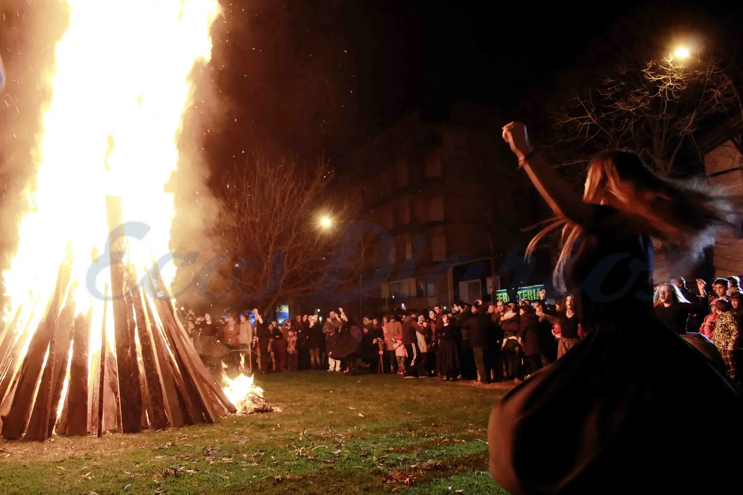 En medio de un clima de fiesta y alegría se realizó la hoguera de San Juan