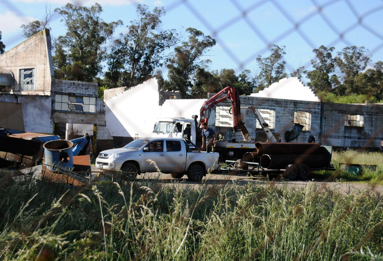 Se registraron movimientos en el predio donde funcionó Metán tendientes a remover la estructura