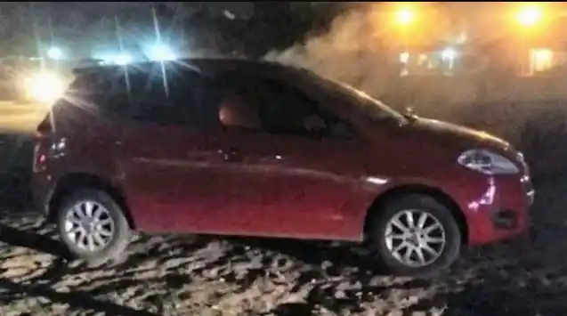 El Palio encontrado en barrio Vía Honda tras haber sido prendido fuego.