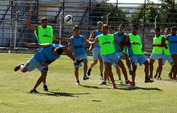 Juventud Unida entrenó ayer a la mañana y viajó por la noche a Santiago 