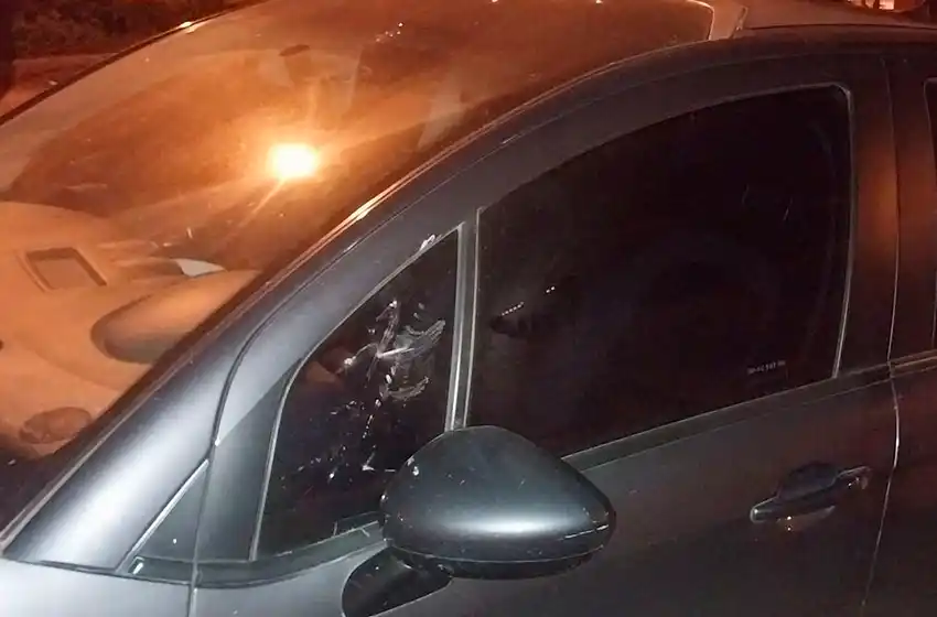 Tiene antecedentes y quiso romper el vidrio de un auto para robar