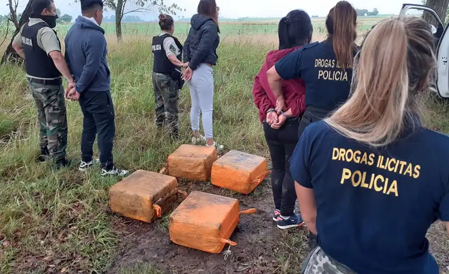 Los bultos con la droga fueron arrojados en enero de 2022 en una zona rural de ese partido bonaerense.