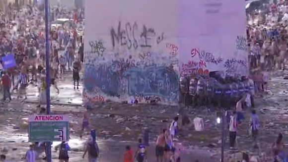 Graves incidentes en el Obelisco entre hinchas y la Policía