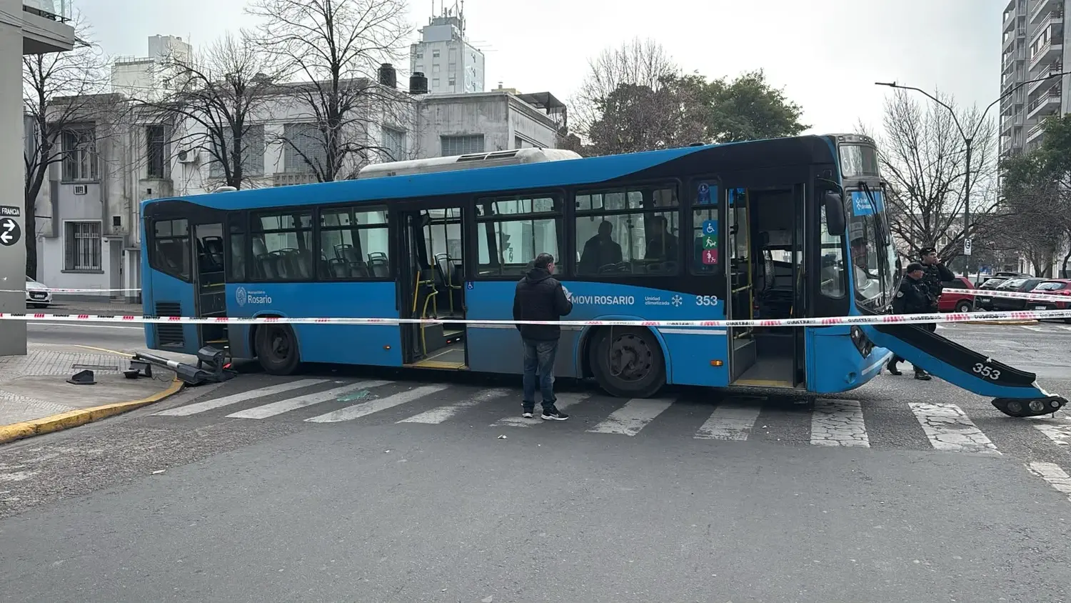Fuerte choque entre un colectivo y un camión con heridos en el macrocentro