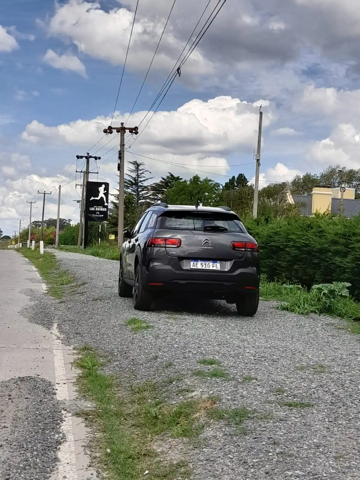 Auto mal estacionado en la Senda de las Ánimas