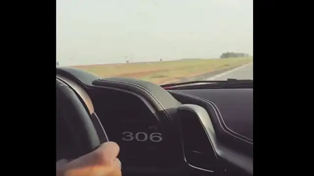 Video: maneja una Ferrari a más de 300 kilómetros por hora en la ruta 2