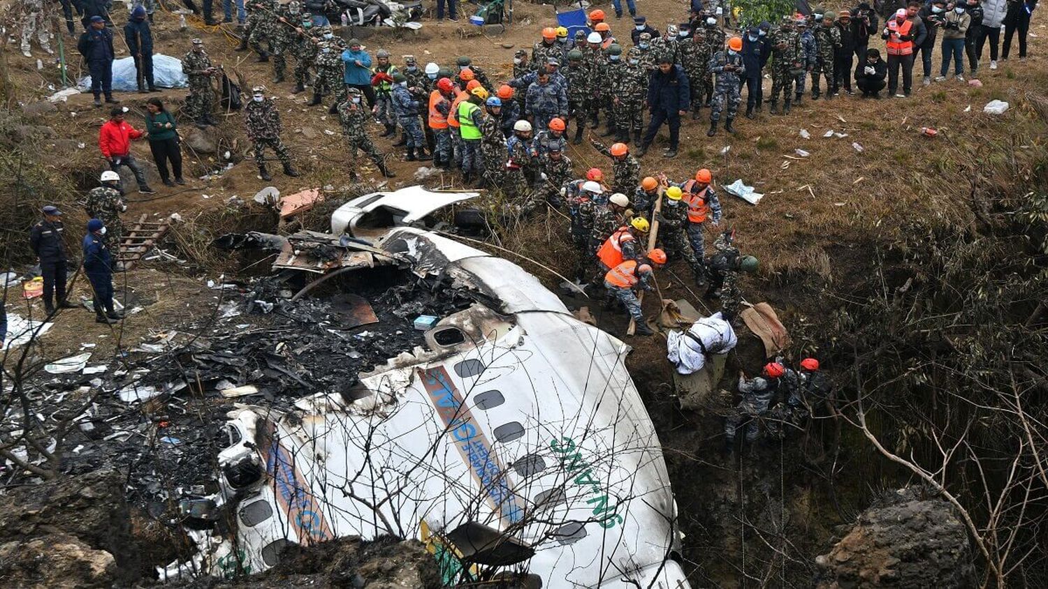 NEPAL DE LUTO: se estrella avión con 72 personas a bordo y no deja sobrevivientes