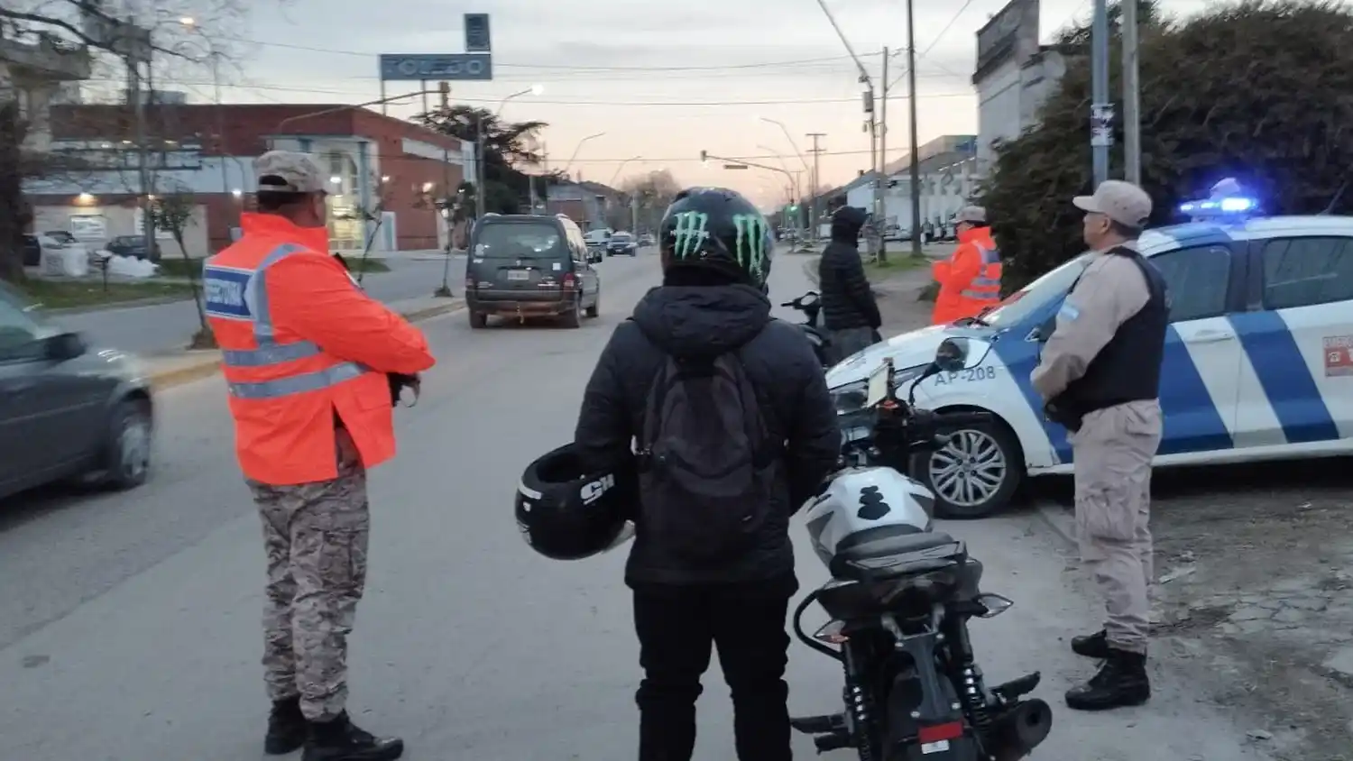 Efectivos de Prefectura Naval Argentina realizaron controles vehiculares y de identificación de personas durante un operativo preventivo desarrollado en el barrio 9 de Julio.