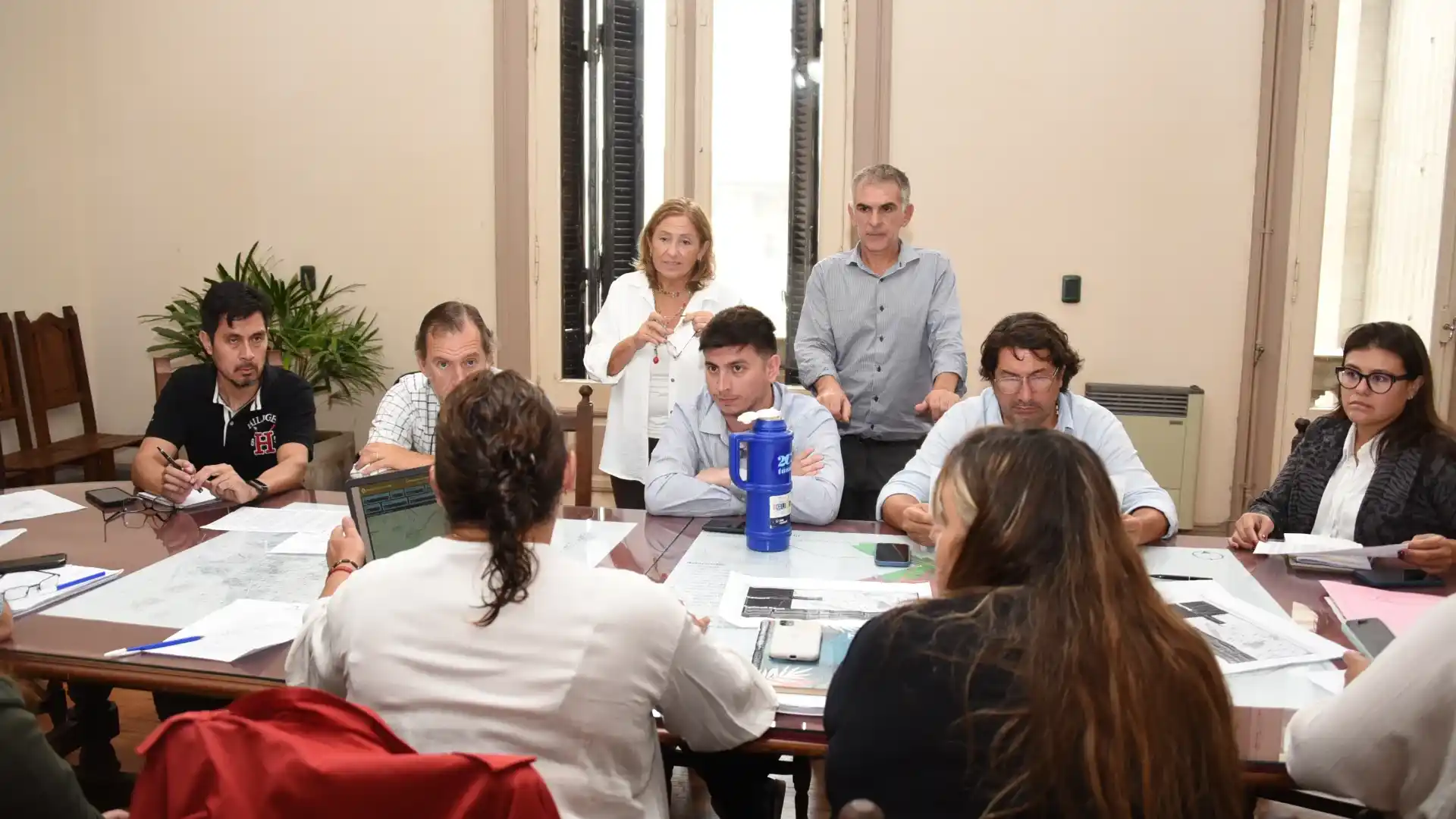 La directora de SUMO, Luján Brito, mostró datos que revelan la tasa de uso del alargue al Cristo de las Sierras a los concejales de la Comisión de Transporte.