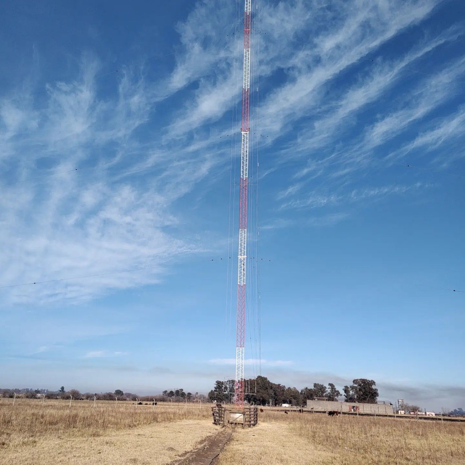 La antena de la emisora tiene más de 100 metros de altura.