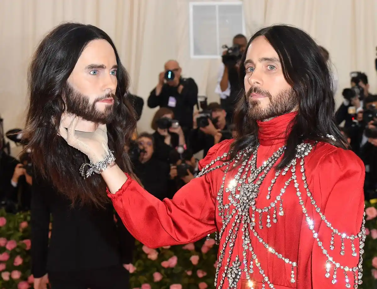 Excentricidades en la divertida gala del MET en Nueva York