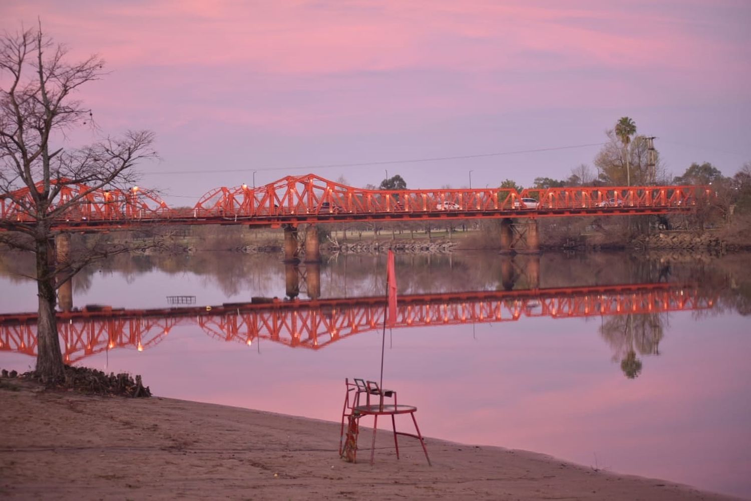 Las lluvias seguirán durante el fin de semana pero el río Gualeguaychú continuará bajo