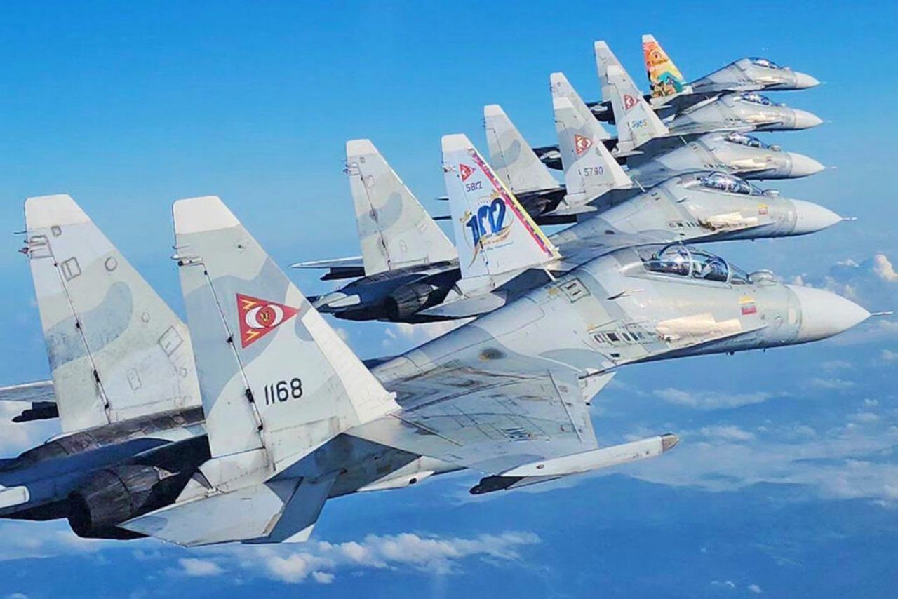 En medio de las tensiones, Venezuela pinta un caza Sukhoi Su-30 con un mapa que muestra territorio reclamado a Guyana