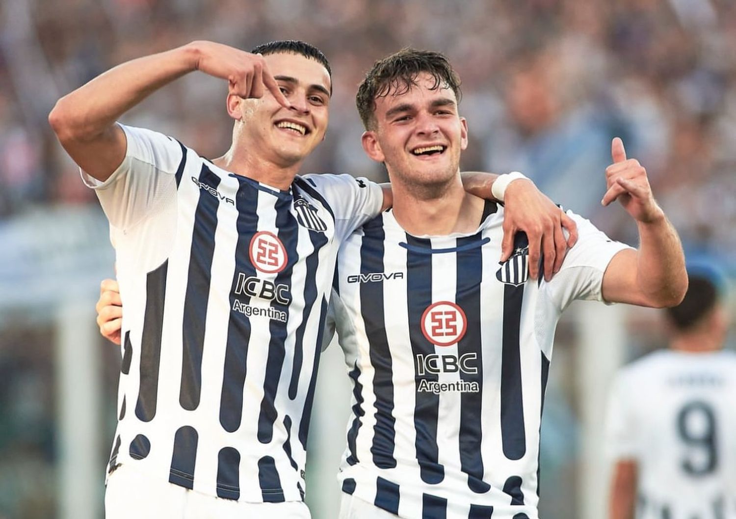 Ramón Sosa y Valentín Depietri, festejando el gol del tandilense.