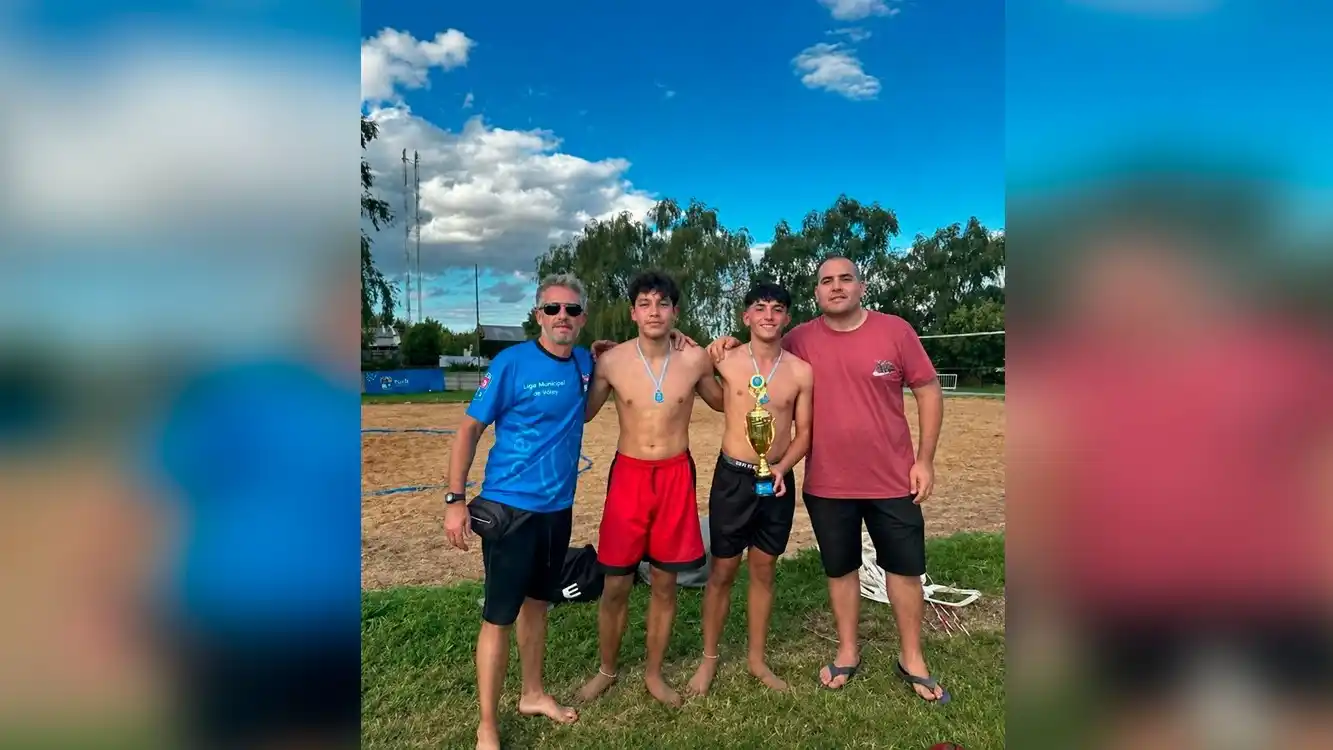 Tomás con uno de sus últimos trofeos conquistados con el Beach Voley