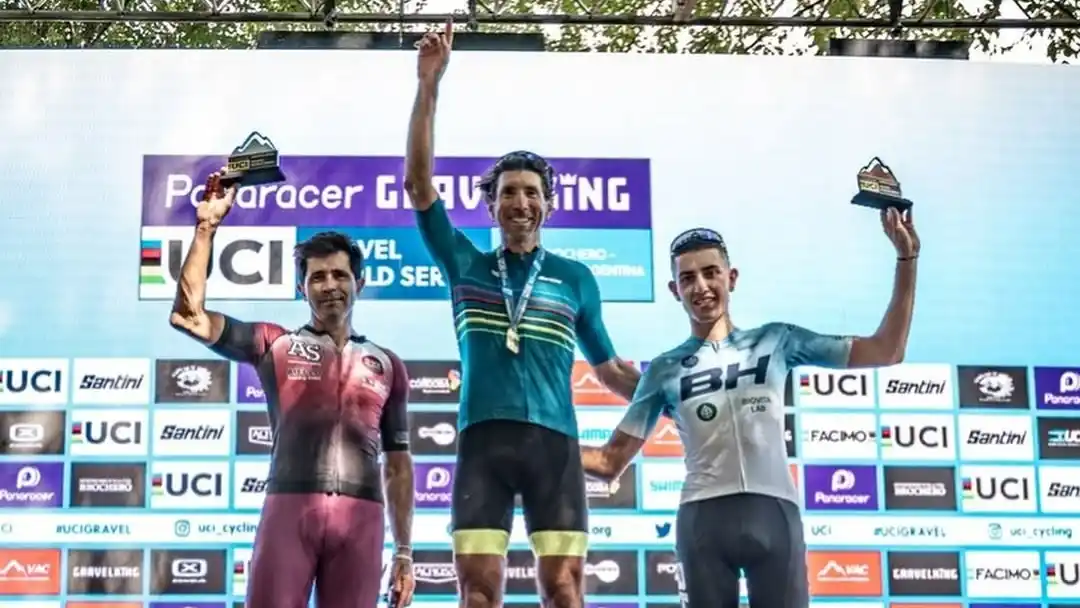 El ciclista Gastón Llanos escoltó a Damián Núñez en el podio de su categoría
