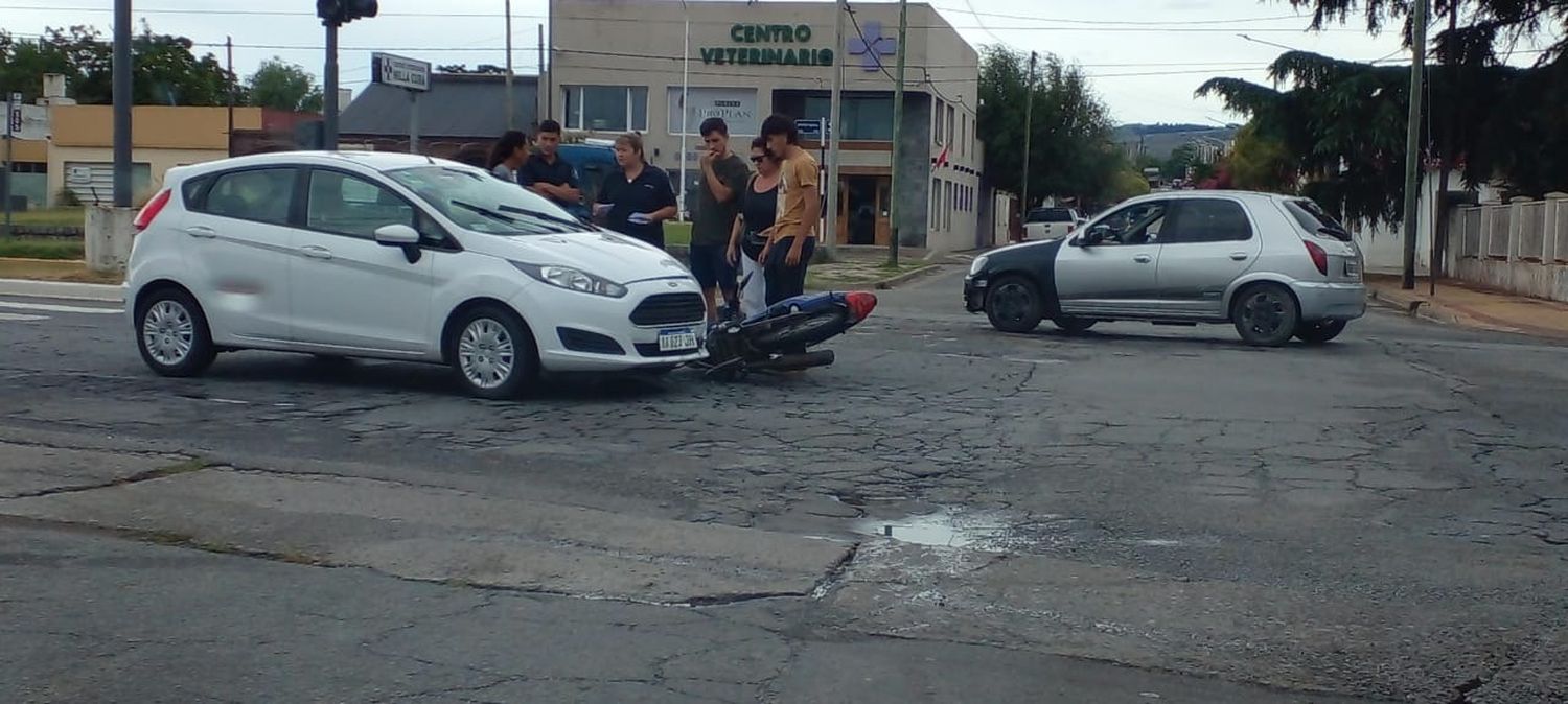 Hospitalizaron a un motociclista por un accidente.