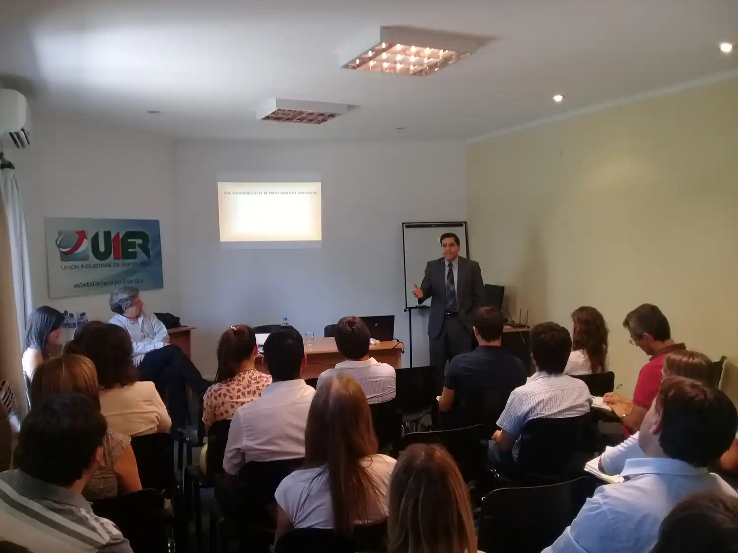 Reforma tributaria, el análisis de especialistas en UIER