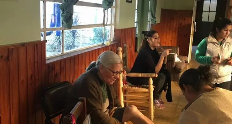 Alumnas de cosmetología del Envión Depietri visitaron a las abuelas del Asilo