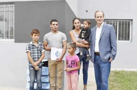 �STrabajamos para que cada vez más familias  entrerrianas accedan a la casa propia⬝