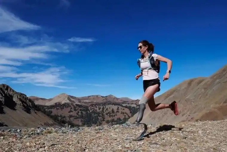 Luchó contra el cáncer, fue amputada y hoy es una ultramaratonista que bate récords