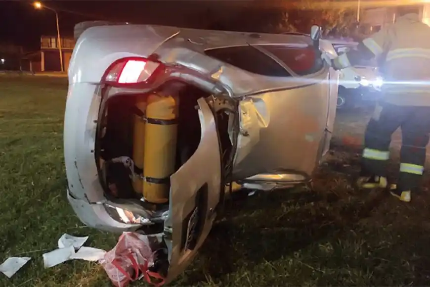 Hospitalizaron a una mujer que perdió el control de su auto y volcó