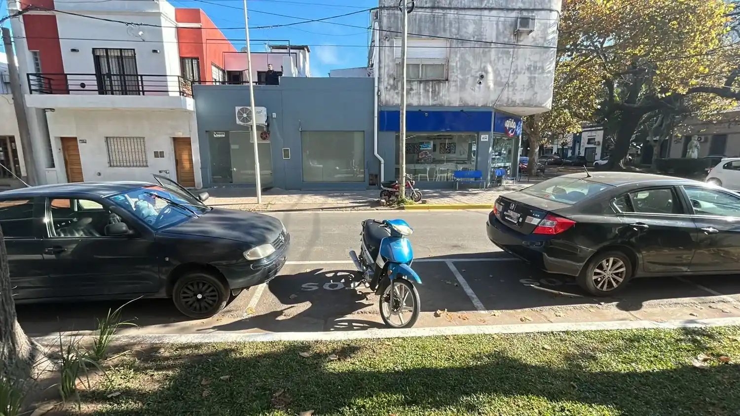 autos estacionados en cajones de motos