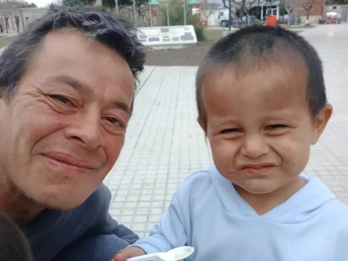 Ricardo Núñez, de 41 años, junto al pequeño de 3 años.