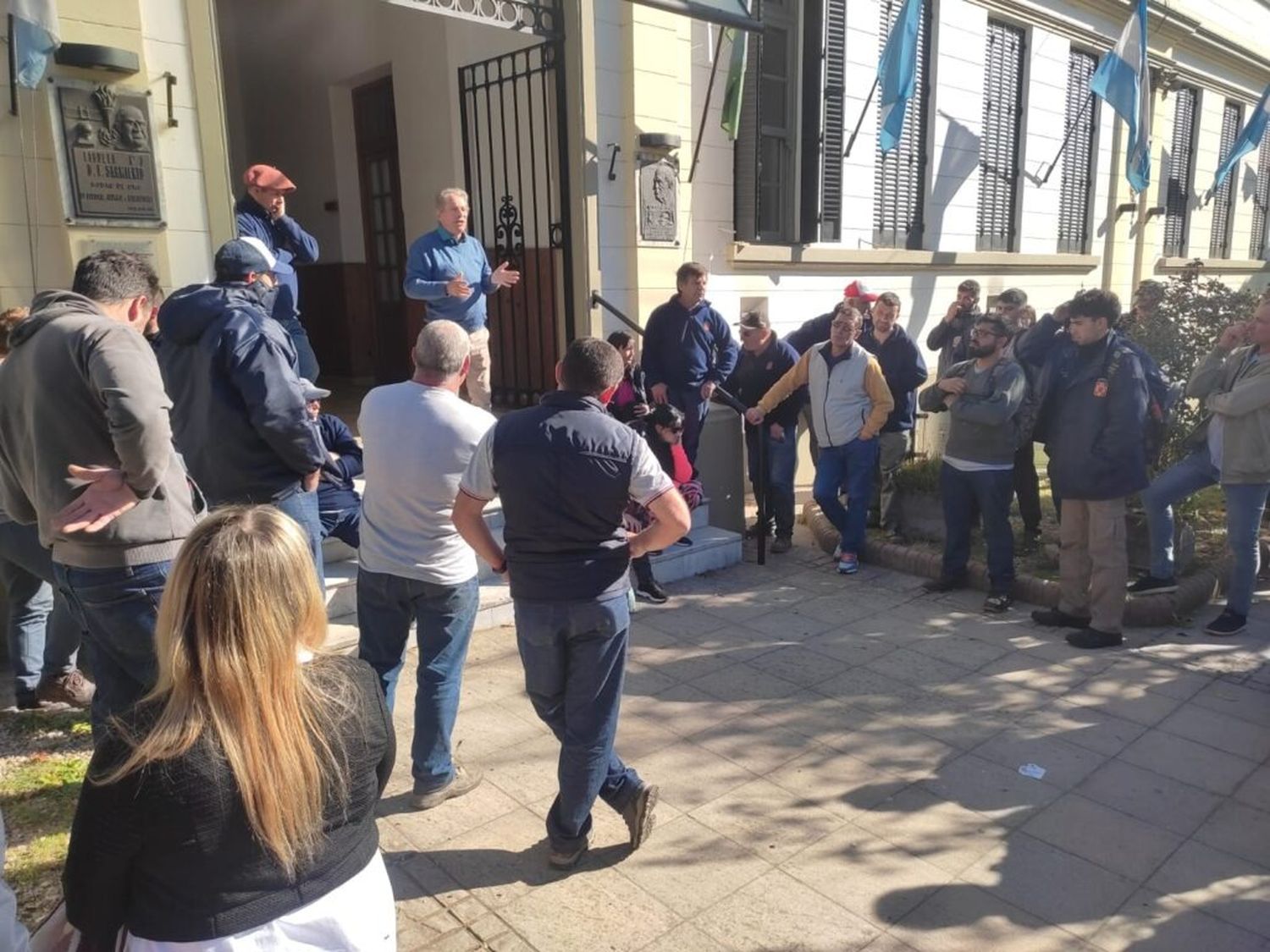 Paro de municipales en Saavedra: “El municipio se está fundiendo”, reclamaron