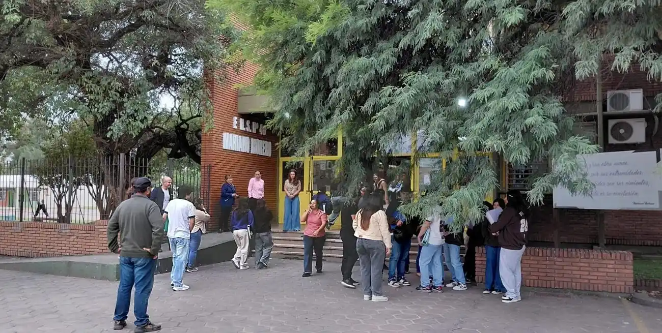 Emotivo regreso a clases en la Escuela Mariano Moreno de San Cristóbal tras la tragedia