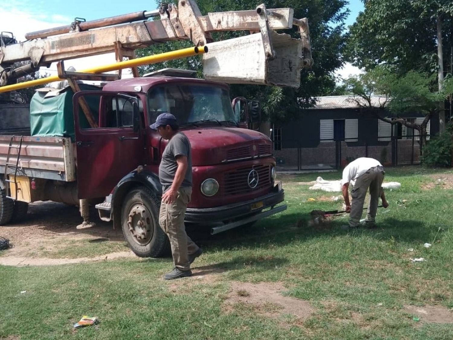 Presupuesto Participativo: entregaron aberturas para una escuela e instalaron luminarias en el barrio Trinidad