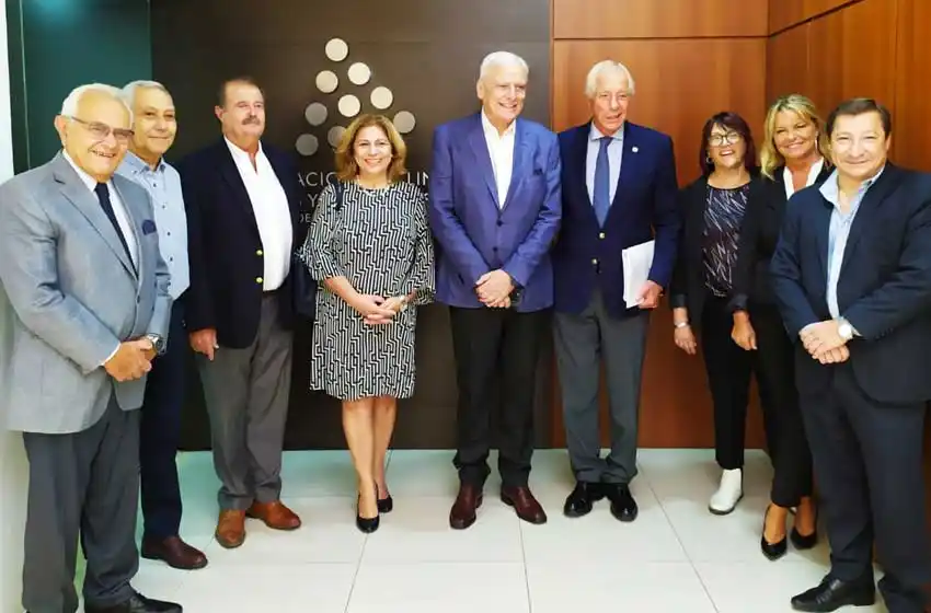 Acuerdo entre el Ministerio de Salud provincial y clínicas privadas: respaldo en emergencias y ocho reuniones anuales