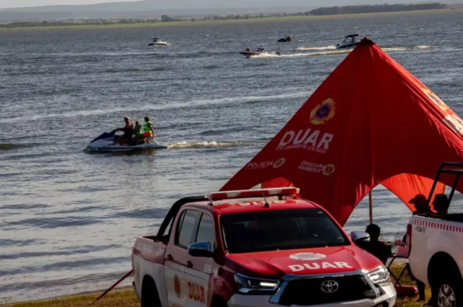 El hombre desaparecido no habría tenido puesto el chaleco salvavidas ni sabría nadar.