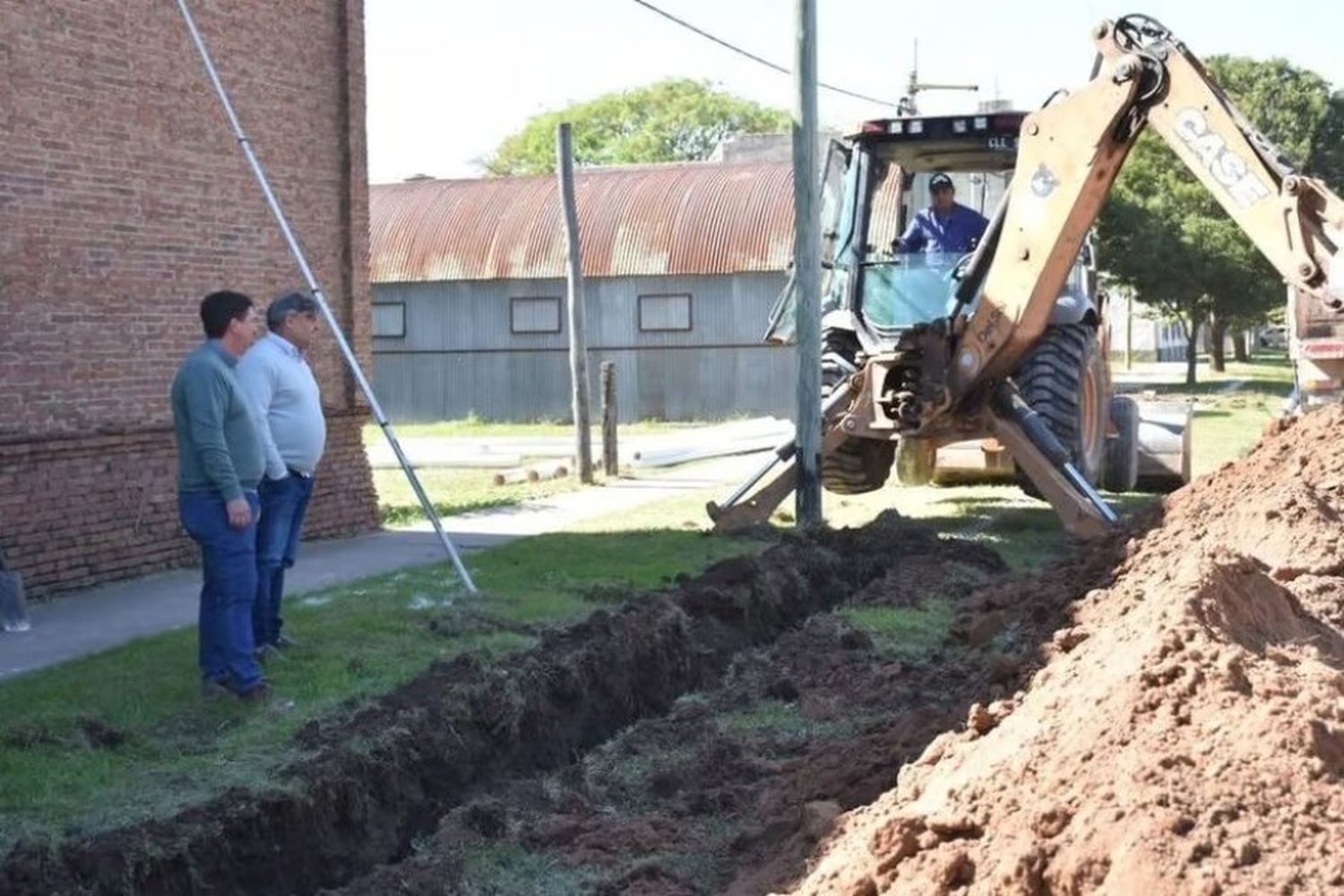 Además, con su presidente comunal, Juan Carlos Imsteyf, nos encontramos para diseñar las acciones a seguir para avanzar en varios proyectos muy importantes para la localidad. También recorrimos la obra de cloaca, otro logro que se concreta, gracias a un trabajo colaborativo y siempre en positivo que permite mejorar la calidad de vida de nuestros vecinos”, puntualizó Pirola.