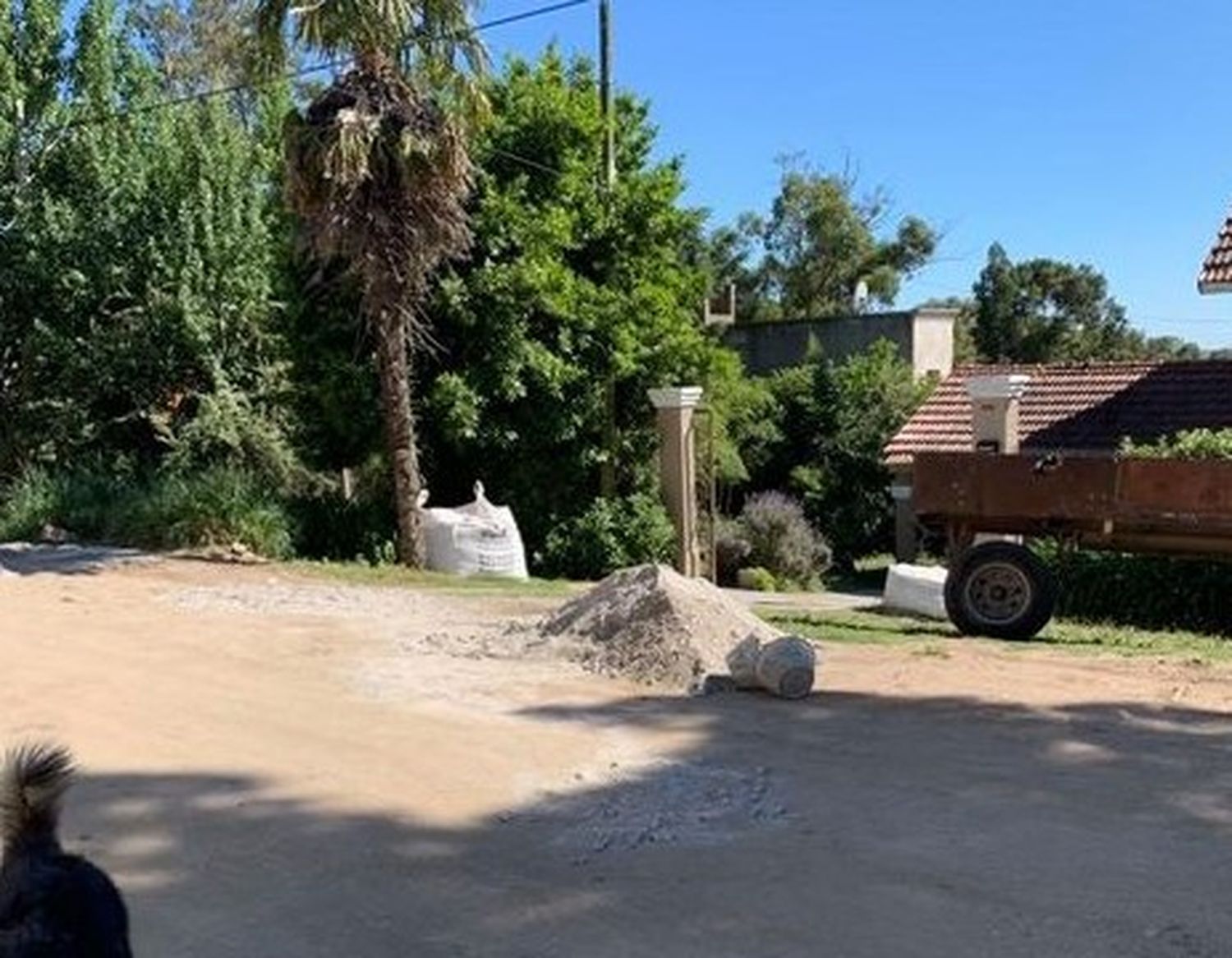 Ante la falta de respuesta del Municipio, vecinos de Villa del Lago taparon los pozos de las calles