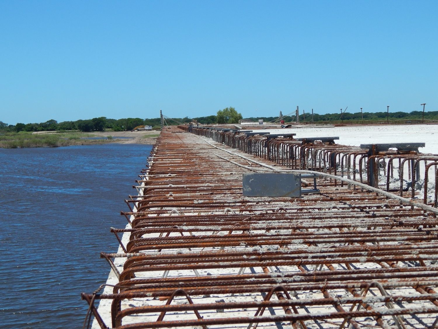 El puente sobre el Paraná Miní, en Villa Ocampo. Una obra destacada de 2023, pero que debió estará terminada a mitad de año. Foto: Zulma Debárbora.