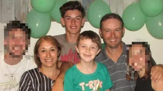 La hipótesis principal es que el joven asesinó a su familia porque vendió vacas que eran de su padre sin autorización.

Foto: Agencia NA (redes)