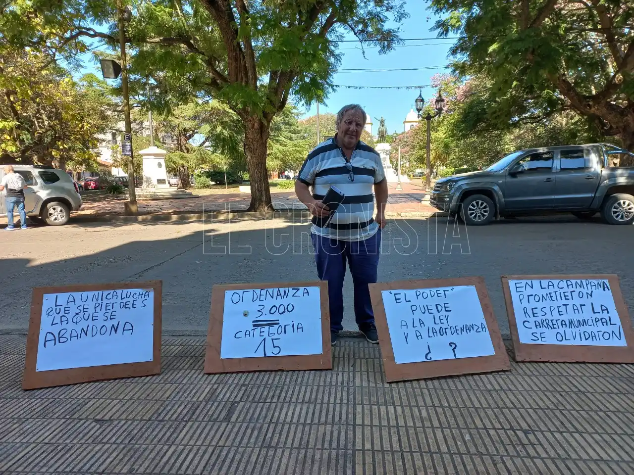 Ayer empleado municipal se manifestó frente al municipio de Chascomús por jubilación y cumplimiento de ordenanza