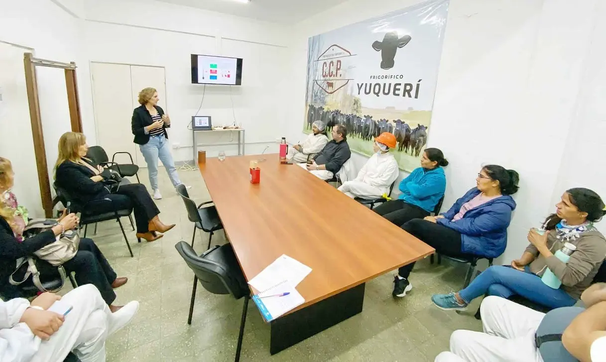 Capacitación sobre manipulación de alimentos en el Frigorífico Yuquerí