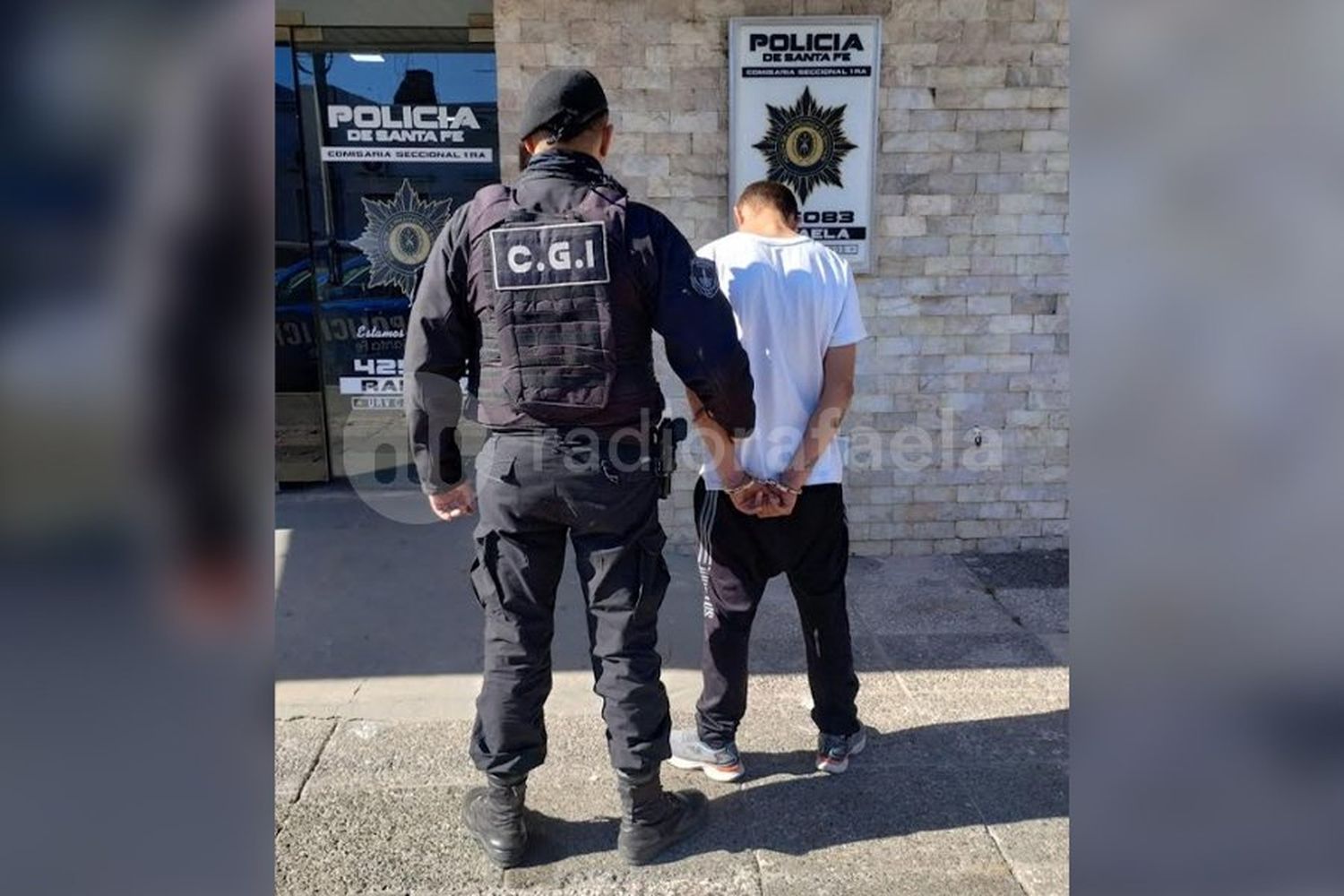 Saltó un tejido y se metió a la casa de un anciano para robar una garrafa