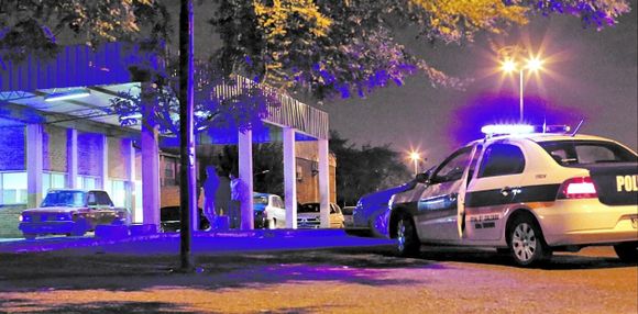 Insólito: delincuente de 16 años, acusado por un crimen, se fugó en Brandsen tras pedir ir al baño durante su traslado