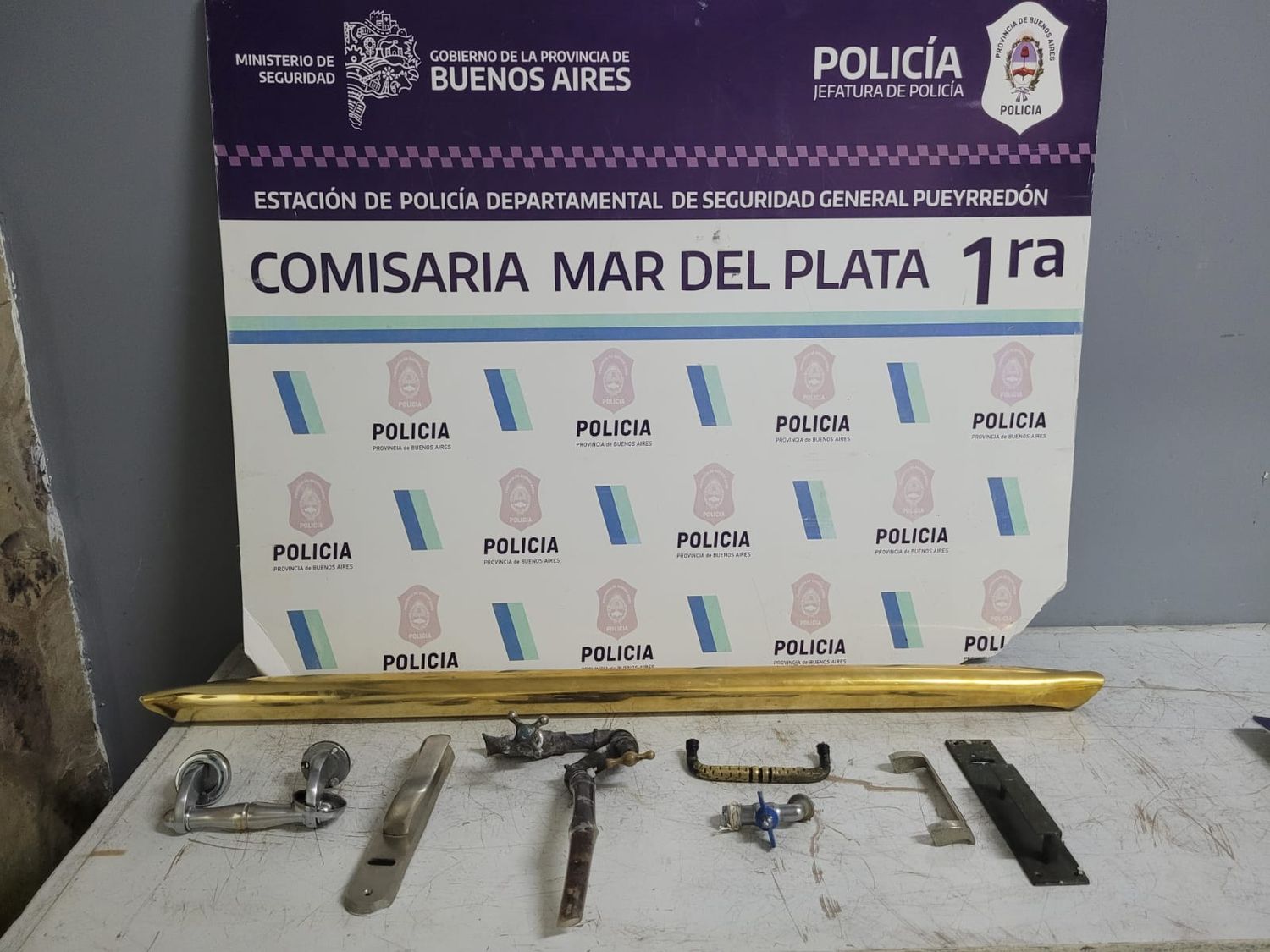 Un transeúnte los descubrió cuando violentaban la reja de un comercio.