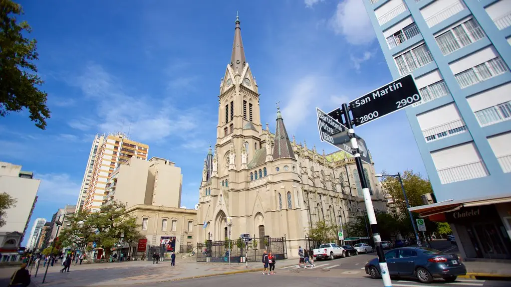 ¿Milagro en la Catedral de Mar del Plata?: Un obrero de 21 años cayó al vacío sin arnés y se salvó