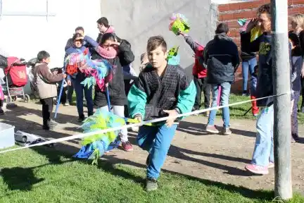 La alegría de jugar y compartir una tarde de teatro y música