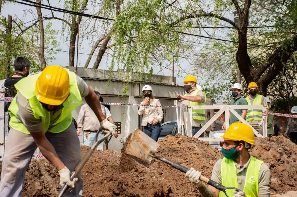Tigre: Malena Galmarini supervisó una obra para expandir la red de agua en Benavídez 