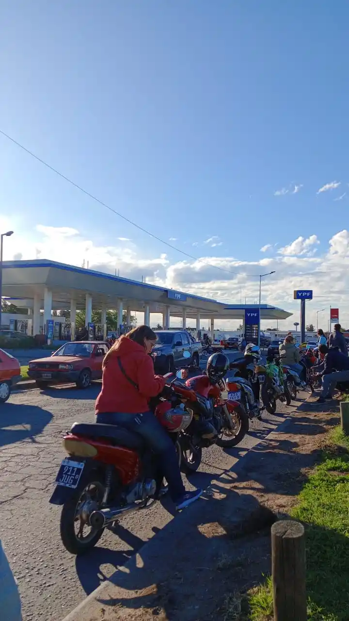 Horas de espera en todas las estaciones de servicio de la ciudad.