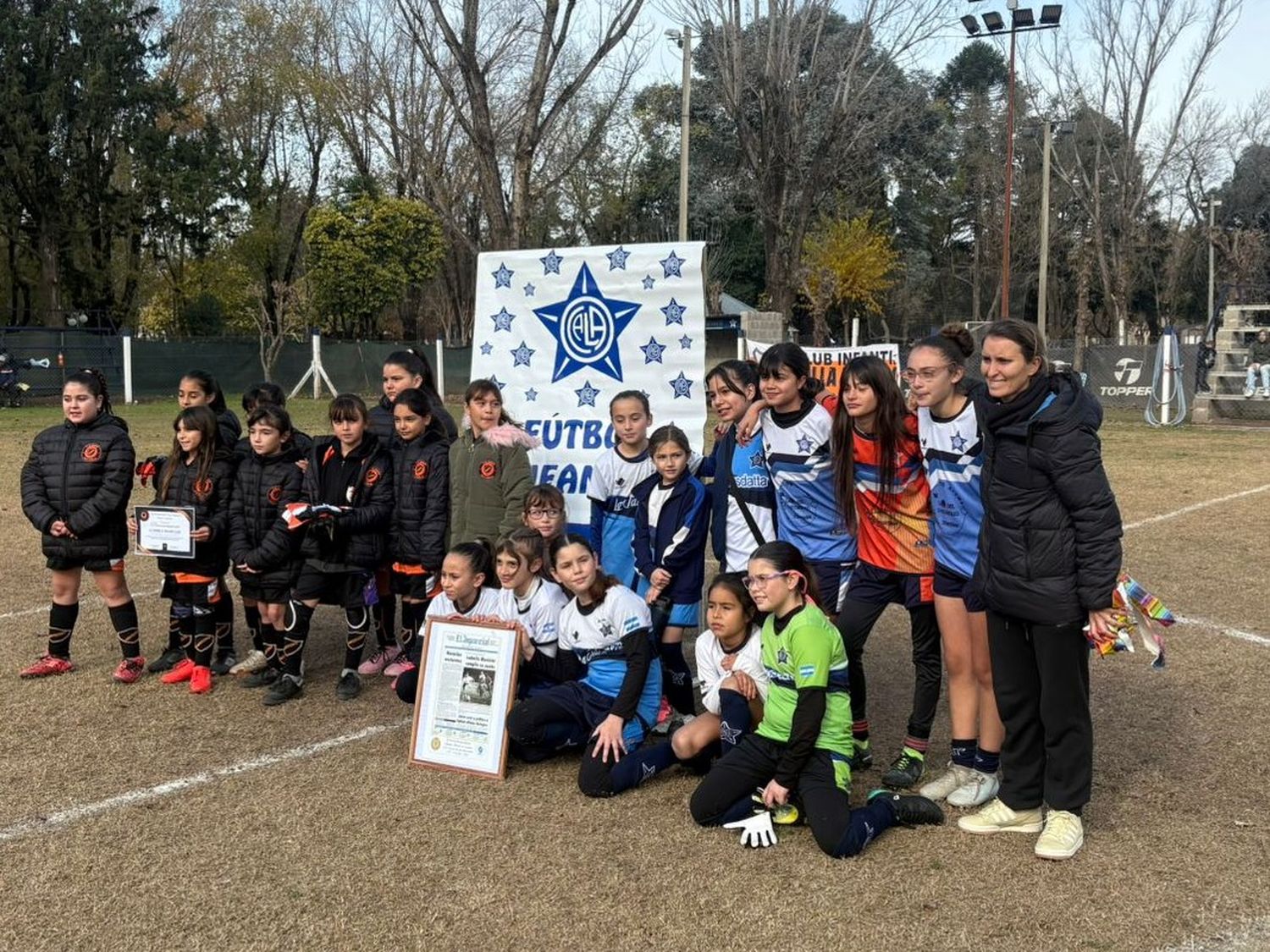 Ludmila Manicler recibió un reconocimiento a 30 años de su debut en el fútbol infantil