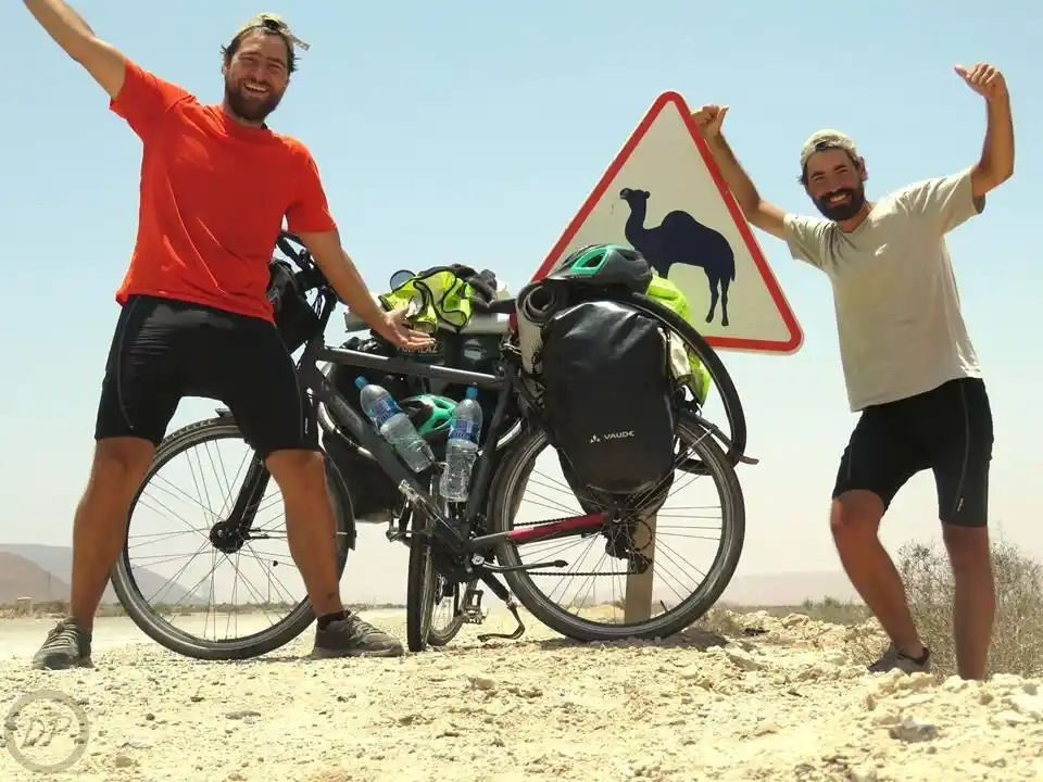 Dos tandilenses terminaron su  travesía de 20 mil kilómetros en bici 