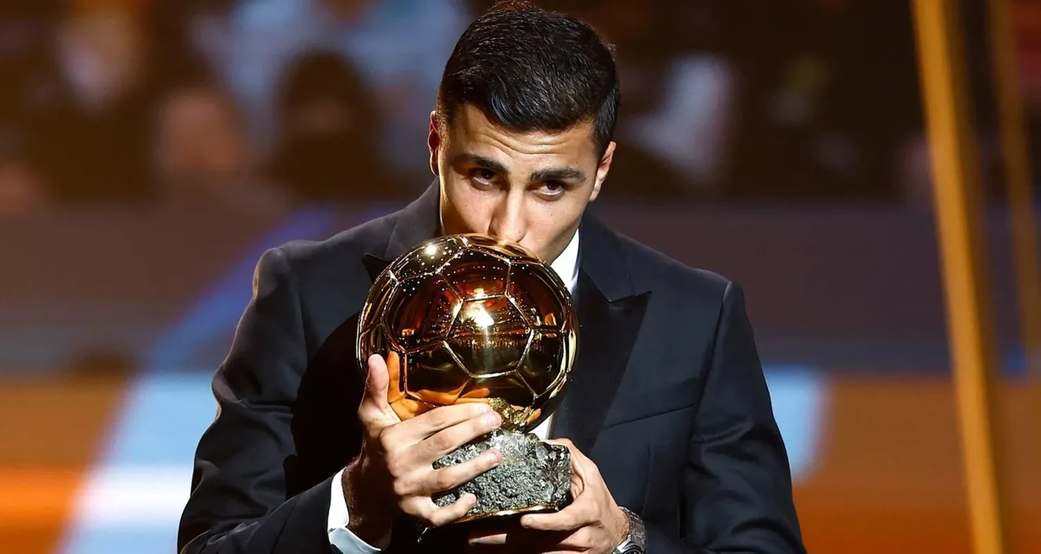 Rodri con el Balón de Oro. Crédito: Reuters