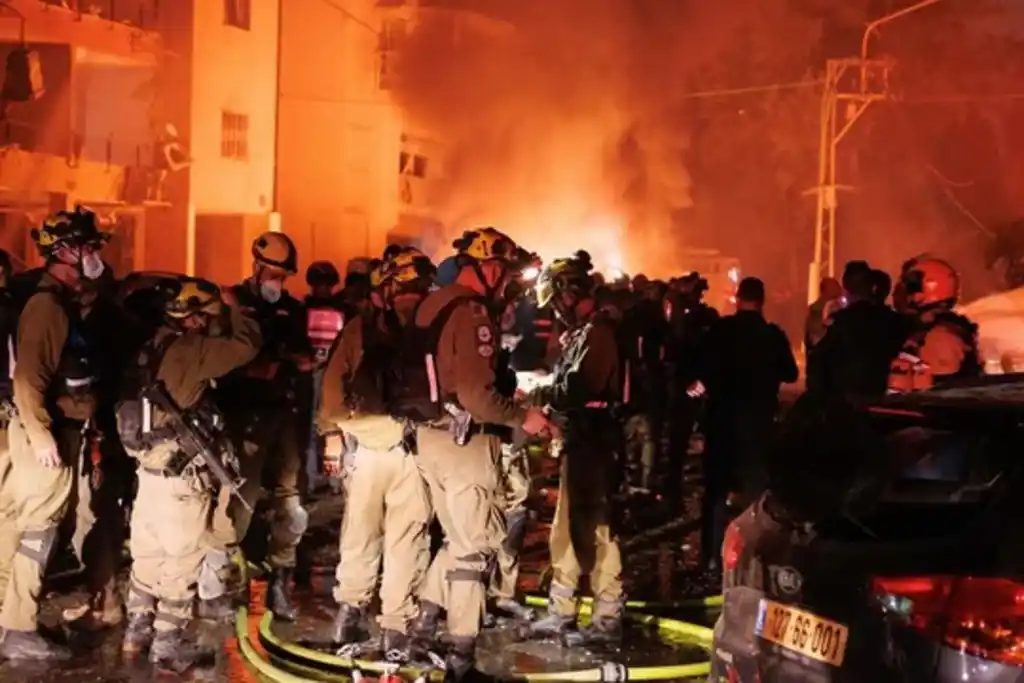 Fuerzas de seguridad y rescate trabajan después de la caída de misiles de Irán en Haifa, Israel.